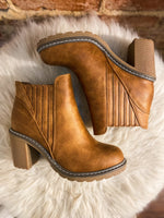 Load image into Gallery viewer, Boutique By Corkys Pecan Pie Camel Ankle Boots