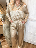 Load image into Gallery viewer, Don&#39;t Mind Gold Metallic Pants
