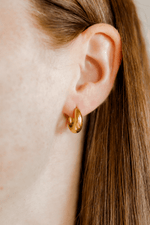 Load image into Gallery viewer, Huggie Earrings - Sunday Hoop Gold 10mm
