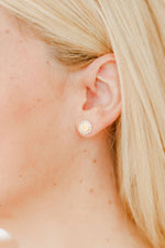 Load image into Gallery viewer, Screwback Stud Earrings - Alice Pearl
