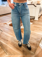 Load image into Gallery viewer, Light Just Black Barrel Jean With Seams
