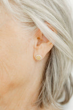 Load image into Gallery viewer, Screwback Stud Earrings - Alice Pearl
